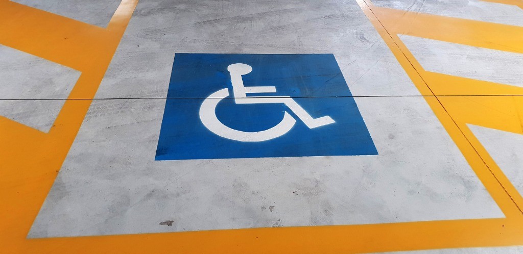 Supporto per cartelli per disabili, copertura protettiva trasparente per permesso disabili con grande gancio, accessori universali per auto per parcheggio disabili